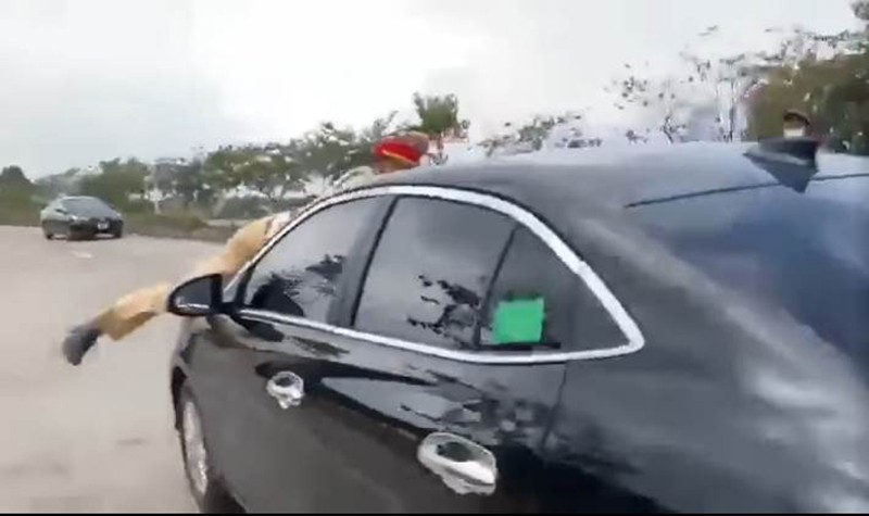 Người đàn ông lên ô tô chốt cửa xe, hất chiến sĩ CSGT lên nắp capo bỏ chạy 2km và tiếp tục gây tai nạn (ảnh cắt từ clip)