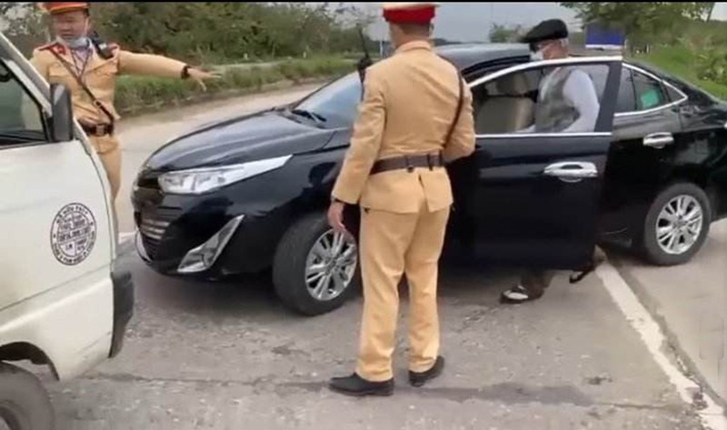 CSGT Công an huyện Vĩnh Tường (tỉnh Vĩnh Phúc) dừng xe ô tô yêu cầu tài xế vi pham giao thông kiểm tra nồng độ cồn nhưng người đàn ông này đã không chấp hành (ảnh cắt từ clip)