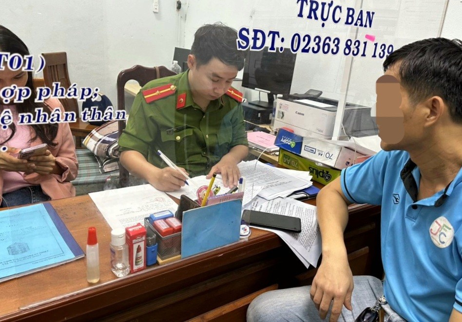Phóng viên Hoàng Văn Quân trình báo vụ việc tại công an phường Nại Hiên Đông (quận Sơn Trà - Ảnh: PV)