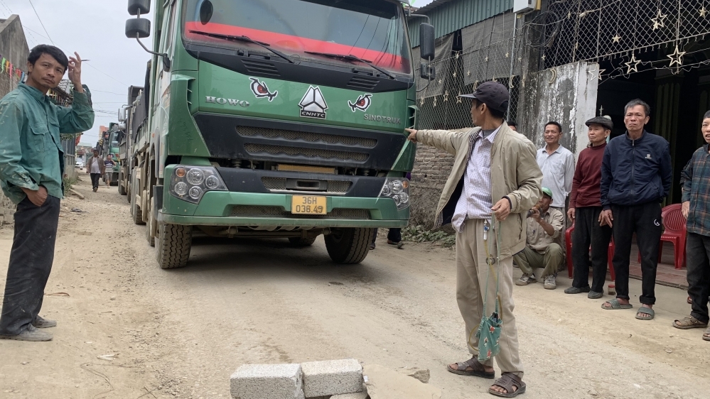 Huyện Hà Trung: Bức xúc vì bị xe có dấu hiệu quá tải “hành hạ”, người dân kéo nhau chặn đường phản đối