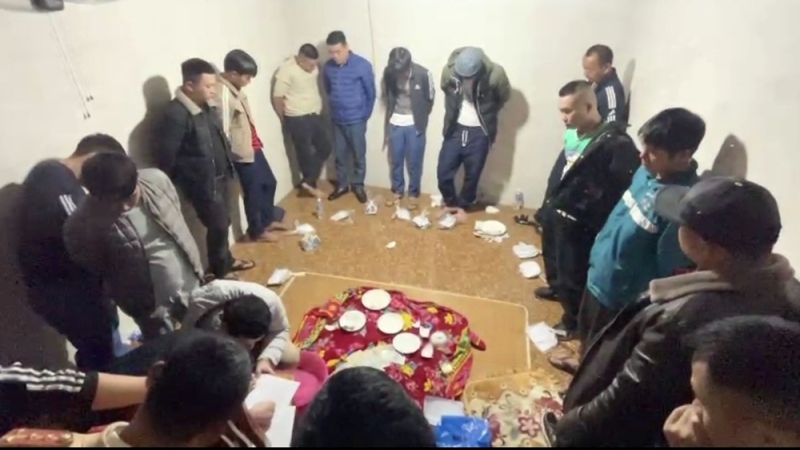 Hà Tĩnh: Hàng chục cảnh sát đột kích sới bạc chuyên nghiệp, bắt 12 đối tượng