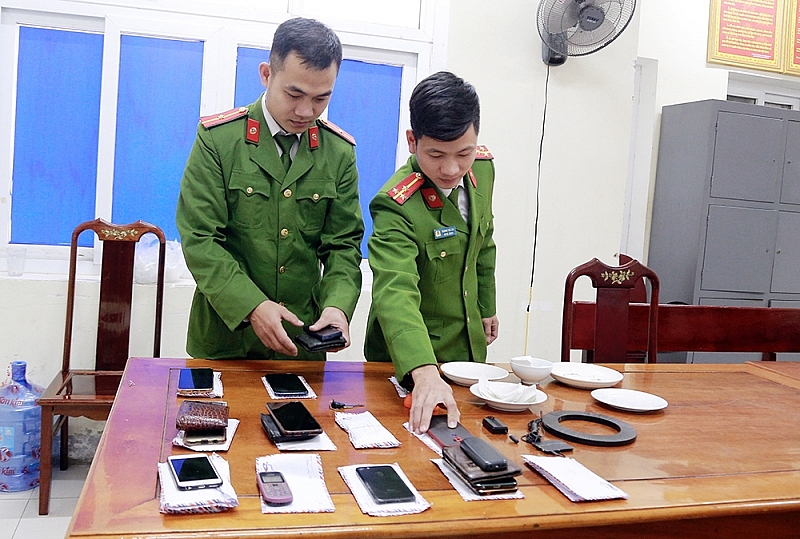 Hà Tĩnh: Hàng chục cảnh sát đột kích sới bạc chuyên nghiệp, bắt 12 đối tượng