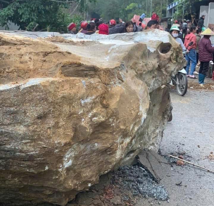 Thanh Hoá: Sạt lở đất đá, đôi vợ chồng thoát chết trong gang tấc