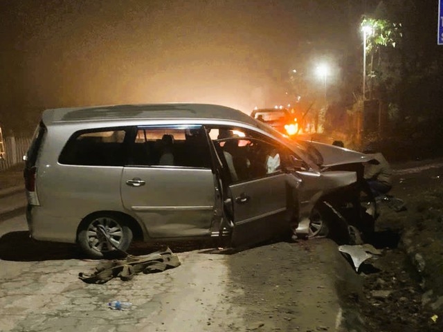 Thanh Hoá: Ô tô mất lái lao xuống mương nước khiến 5 người thương vong