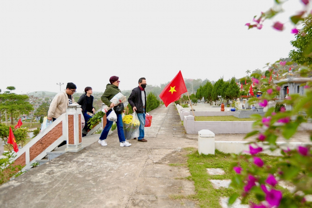 Vượt hàng nghìn km, người dân mang đào quất đi tảo mộ mời gia tiên về ăn Tết