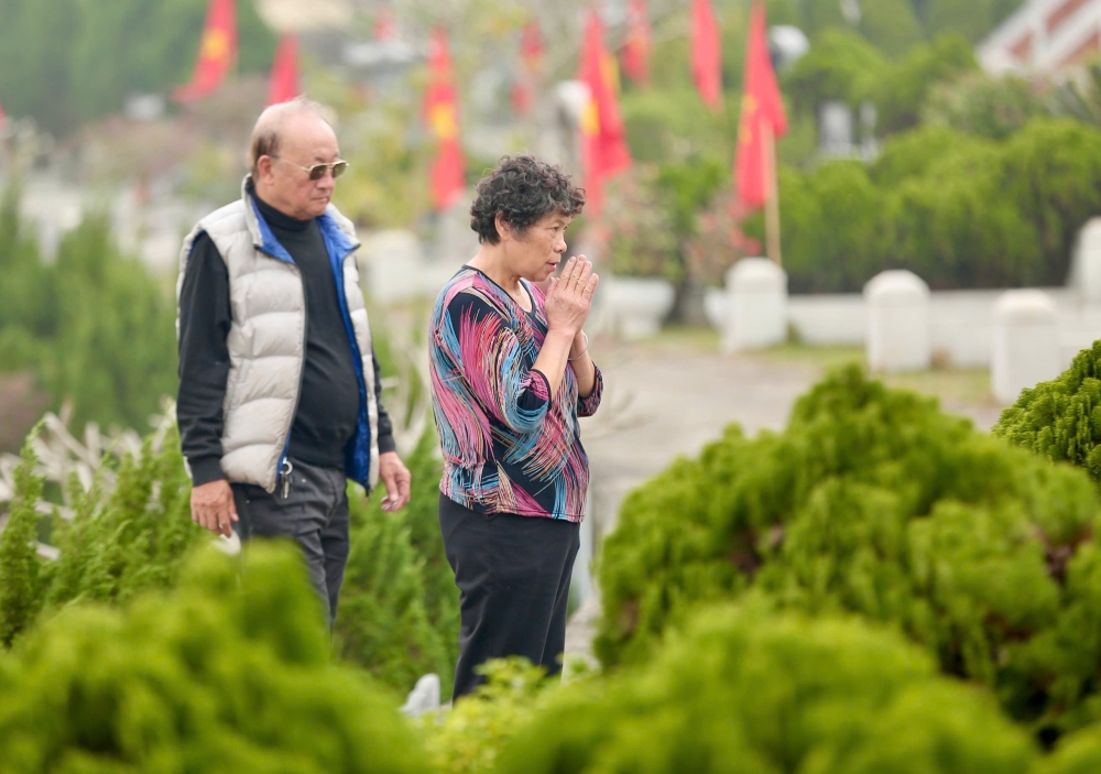 Vượt hàng nghìn km, người dân mang đào quất đi tảo mộ mời gia tiên về ăn Tết