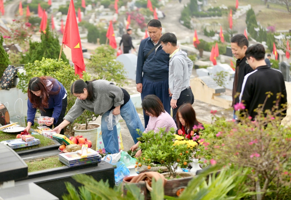 Vượt hàng nghìn km, người dân mang đào quất đi tảo mộ mời gia tiên về ăn Tết