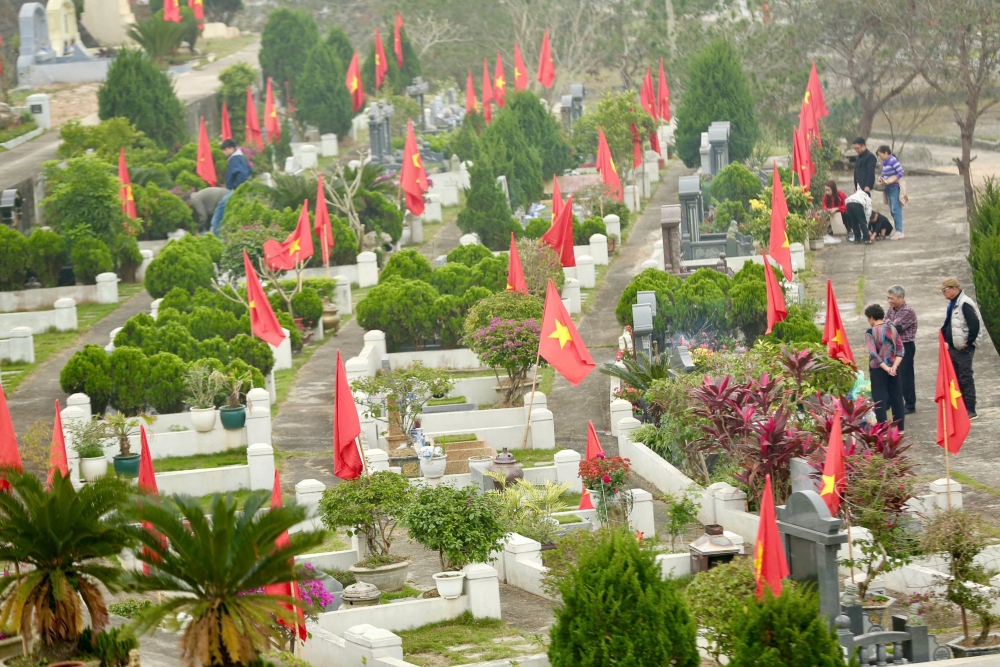 Vượt hàng nghìn km, người dân mang đào quất đi tảo mộ mời gia tiên về ăn Tết