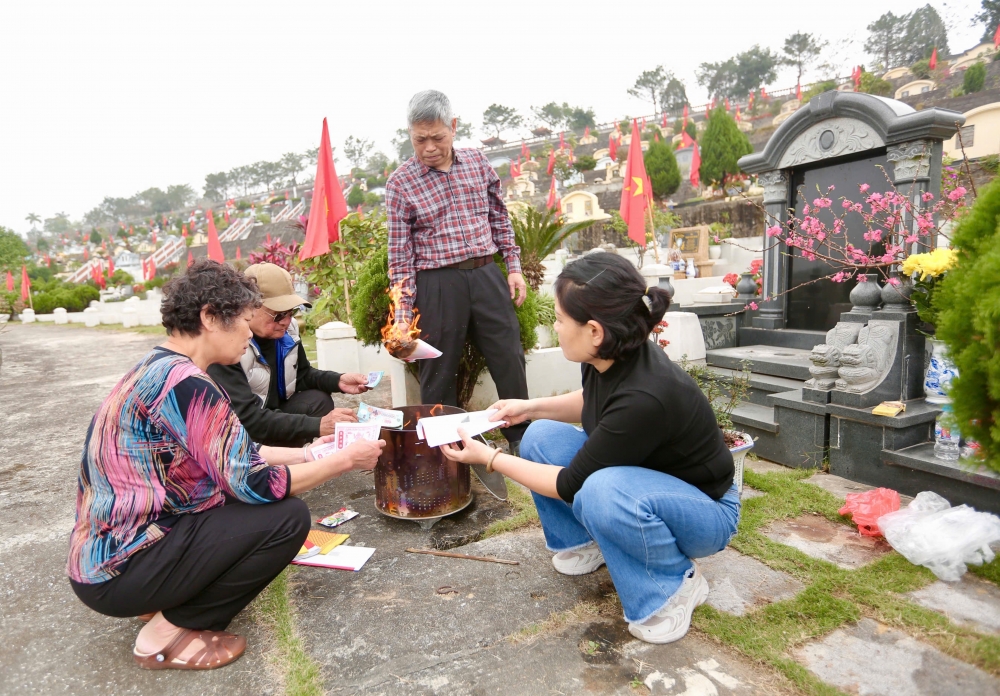 Vượt hàng nghìn km, người dân mang đào quất đi tảo mộ mời gia tiên về ăn Tết