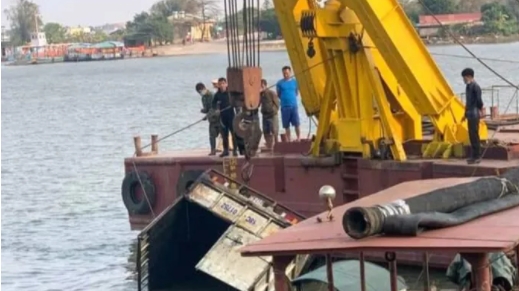 Nam Định: Mất phanh, xe tải chờ phà trôi xuống sông khiến phụ xe tử vong