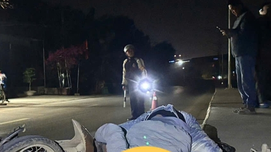 Thanh Hoá: Người đàn ông tử vong sau khi đâm vào dải phân cách trên đường