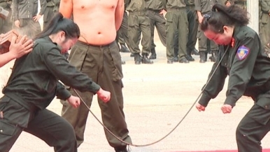 Thanh Hoá: Nữ cảnh sát dùng huyệt đạo uốn cong thanh sắt