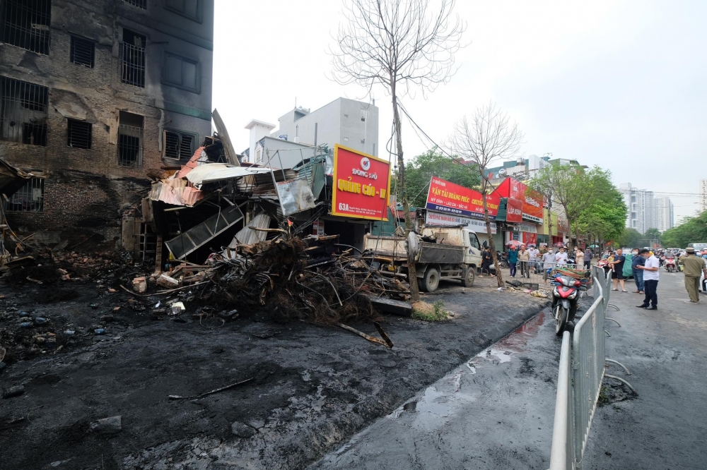 Hà Nội: Cửa hàng săm lốp cháy rụi, lửa bén sang hàng chục nhà dân
