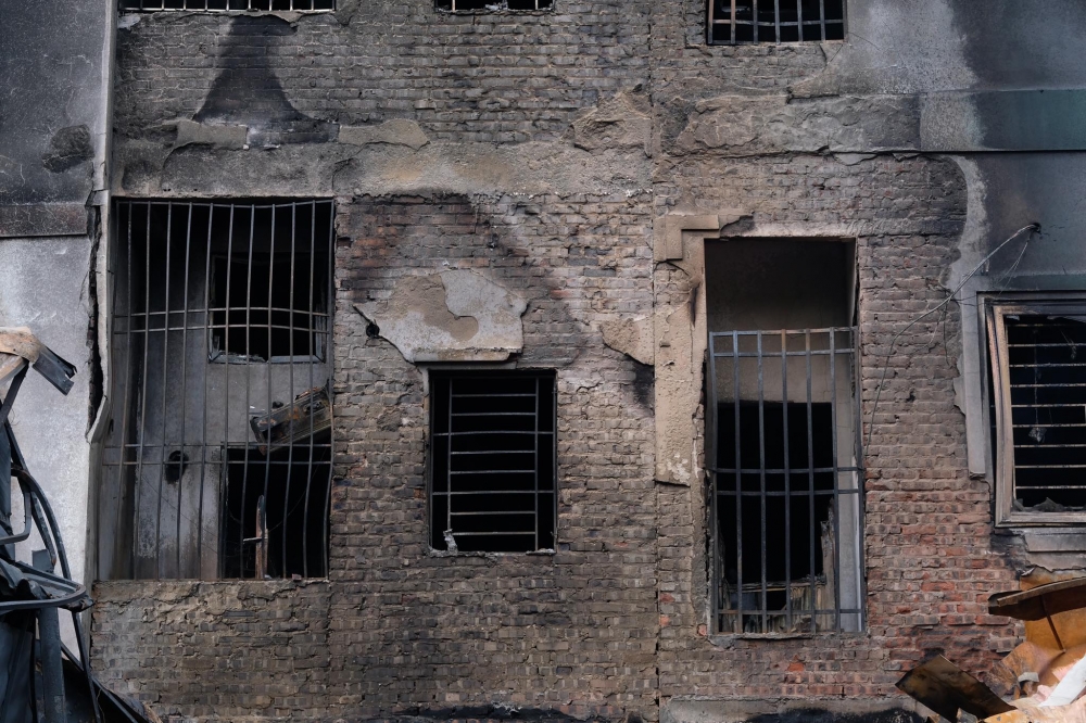 Hà Nội: Cửa hàng săm lốp cháy rụi, lửa bén sang hàng chục nhà dân