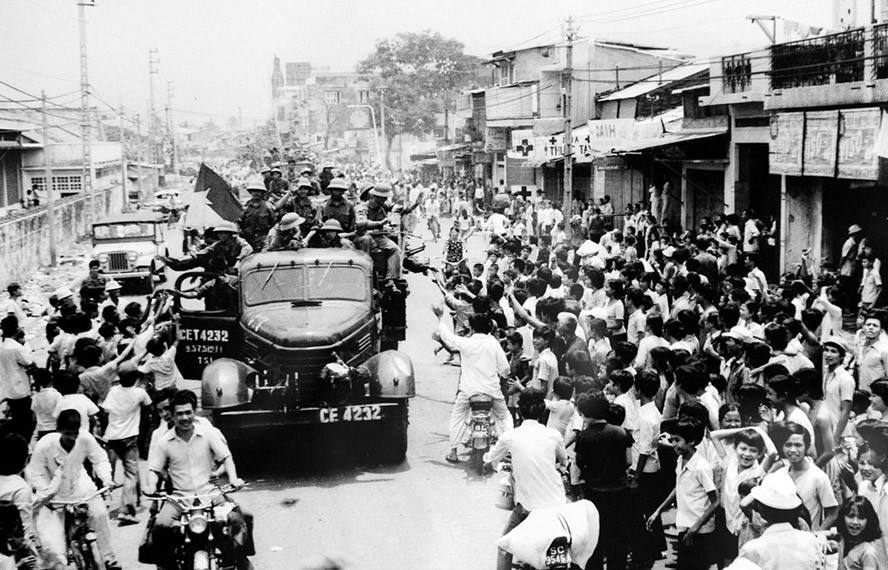 Nhân dân Sài Gòn chào đón Quân giải phóng tiến vào thành phố, ngày 30/4/1975. Ảnh: tư liệu TTXVN