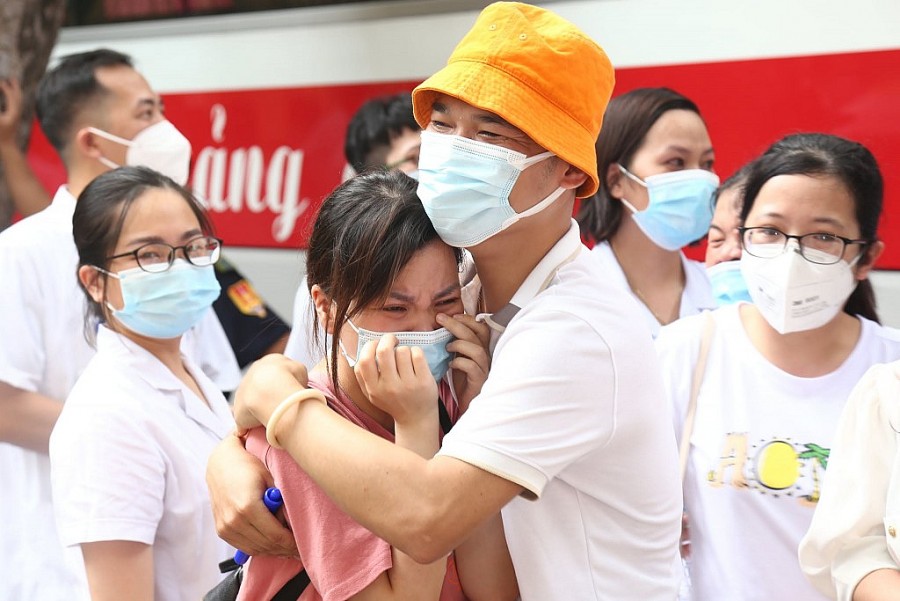 Cán bộ y tế Bệnh viện Việt Đức xúc động chia tay nhau lúc lên đường chi viện cho TP HCM chống dịch