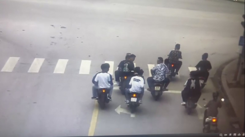 Thanh Hóa: Xử phạt 2 nhóm thanh thiếu niên đi xe mô tô lạng lách, vượt đèn đỏ