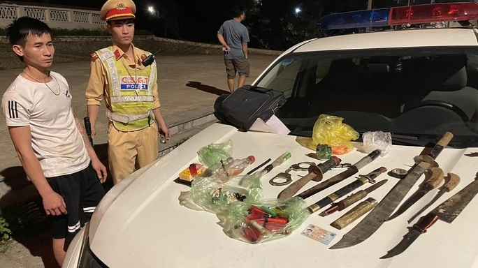 Thanh Hóa: Phát hiện xe ô tô 16 chỗ chở nhiều “hàng nóng”