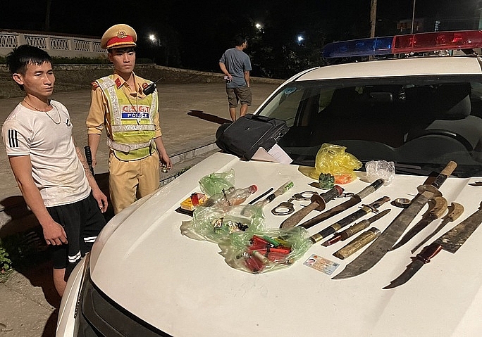 Thanh Hóa: Phát hiện xe ô tô 16 chỗ chở nhiều “hàng nóng”