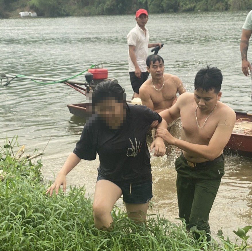 Thanh Hóa: Trung úy công an cứu sống cháu bé đang chới với giữa dòng nước siết