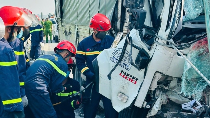 Thanh Hoá: Tông đuôi xe trên cao tốc, 2 người trên xe tải tử vong