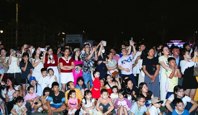 Thanh Hoá: Hàng nghìn người dân dự đêm khai mạc du lịch biển Sầm Sơn