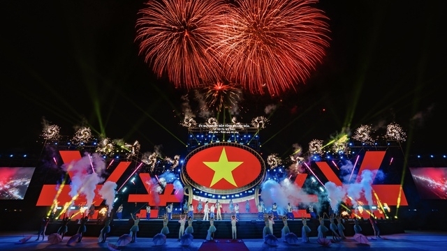 Thanh Hoá: Hàng nghìn người dân dự đêm khai mạc du lịch biển Sầm Sơn