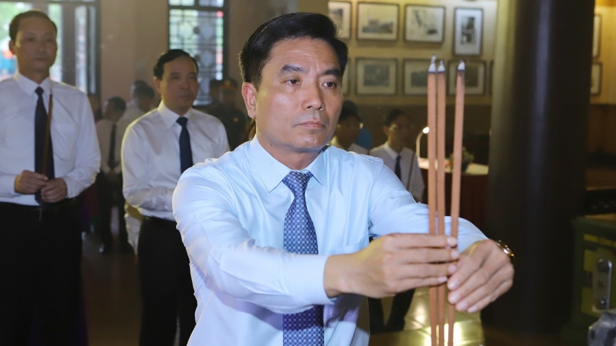 Lãnh đạo tỉnh Thanh Hóa dâng hương nhân kỷ niệm giải phóng miền Nam