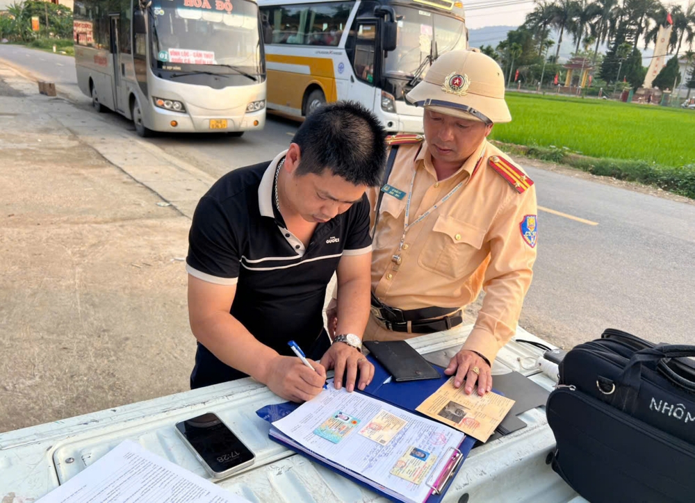 Thanh Hoá: CSGT tăng cường xử lý vi phạm giao thông trong ngày đầu nghỉ lễ Thanh Hoá: CSGT tăng cường xử lý vi phạm giao thông trong ngày đầu nghỉ lễ