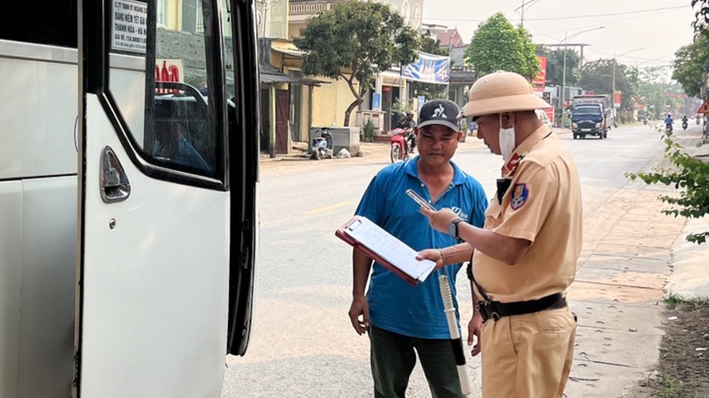 Thanh Hoá: CSGT tăng cường xử lý vi phạm giao thông trong ngày đầu nghỉ lễ