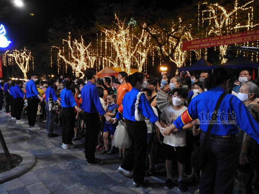 Màu áo thanh niên góp phần tạo nên thành công của buổi lễ khai trương phố đi bộ Sơn Tây