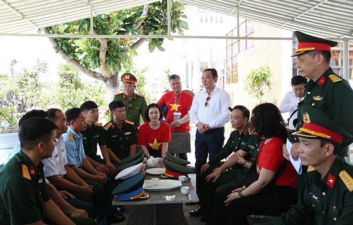 Phó Chủ tịch Thường trực UBND TP Lê Hồng Sơn thăm hỏi, động viên các chiến sĩ quê Hà Nội