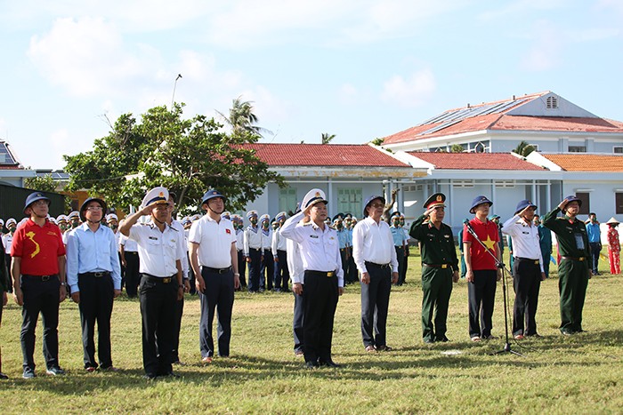 Đoàn công tác dự Lễ chào cờ tại xã đảo Song Tử Tây
