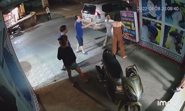 Cao Bằng: Công an tỉnh vào cuộc vụ “phó công an phường lao vào tiệm tóc đánh phụ nữ”