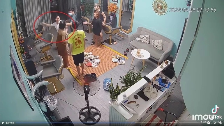 Cao Bằng: Công an tỉnh vào cuộc vụ “phó công an phường lao vào tiệm tóc đánh phụ nữ”