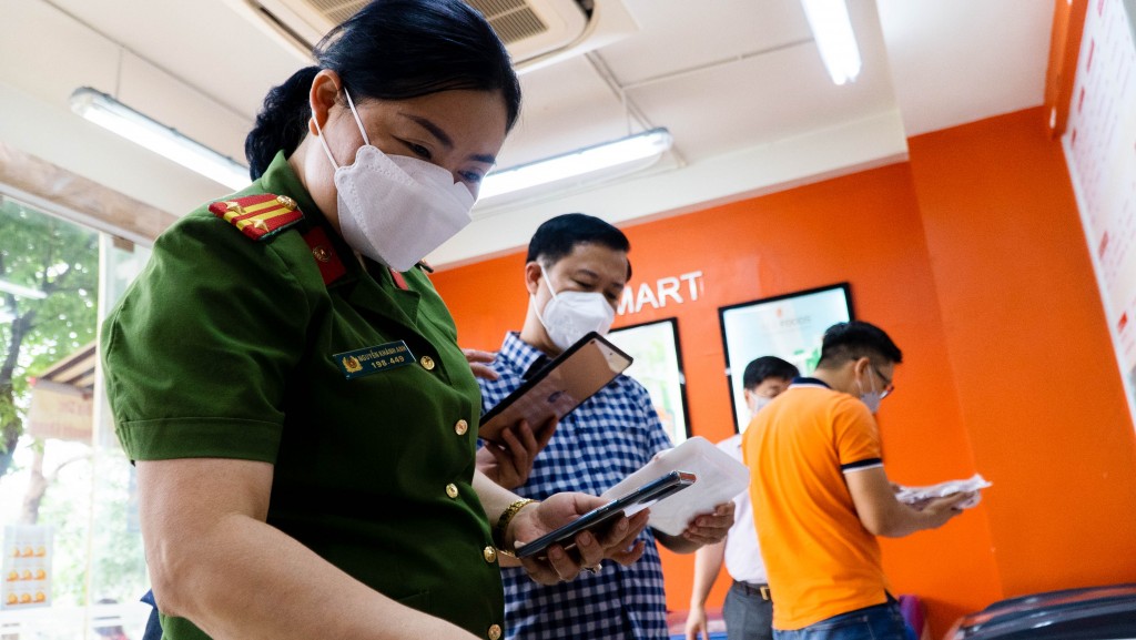 Ông Đặng Thanh Phong, Chi cục trưởng Chi cục An toàn vệ sinh thực phẩm Hà Nội và đoàn kiểm tra liên ngành số 1 của thành phố kiểm tra