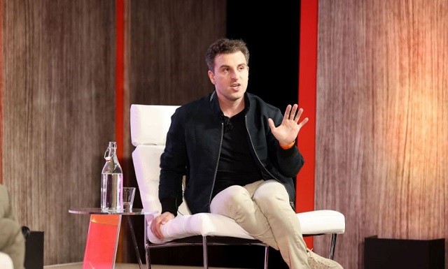 Ông Brian Chesky, Giám đốc điều hành đồng thời là người đồng sáng lập Airbnb (Ảnh: Getty)