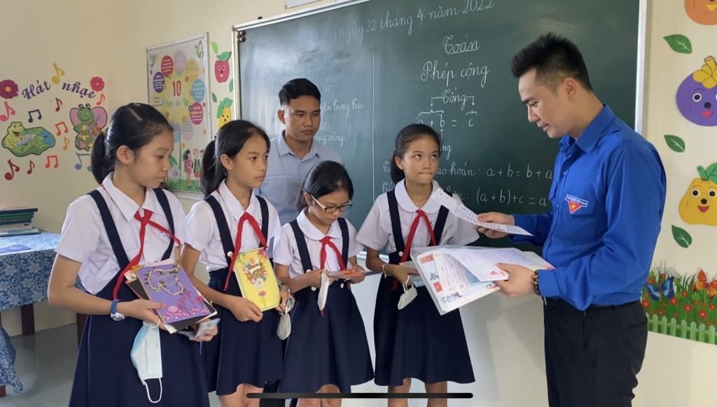 Đồng chí Lý Duy Xuân, Phó Bí thư Thành đoàn Hà Nội, gửi các bức thư, bưu thiếp chứa đựng tình cảm của học sinh Thủ đô tới các bạn đồng trang lứa tại Trường Sa