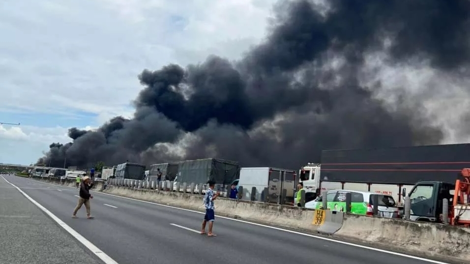 Xe chở dầu cháy lan hàng chục mét trên cao tốc Trung Lương