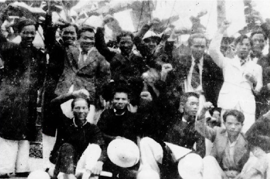 Đồng chí Phan Đăng Lưu (hàng sau, thứ hai từ trái sang) trong phong trào vận động dân chủ 1936 – 1939 tại Huế