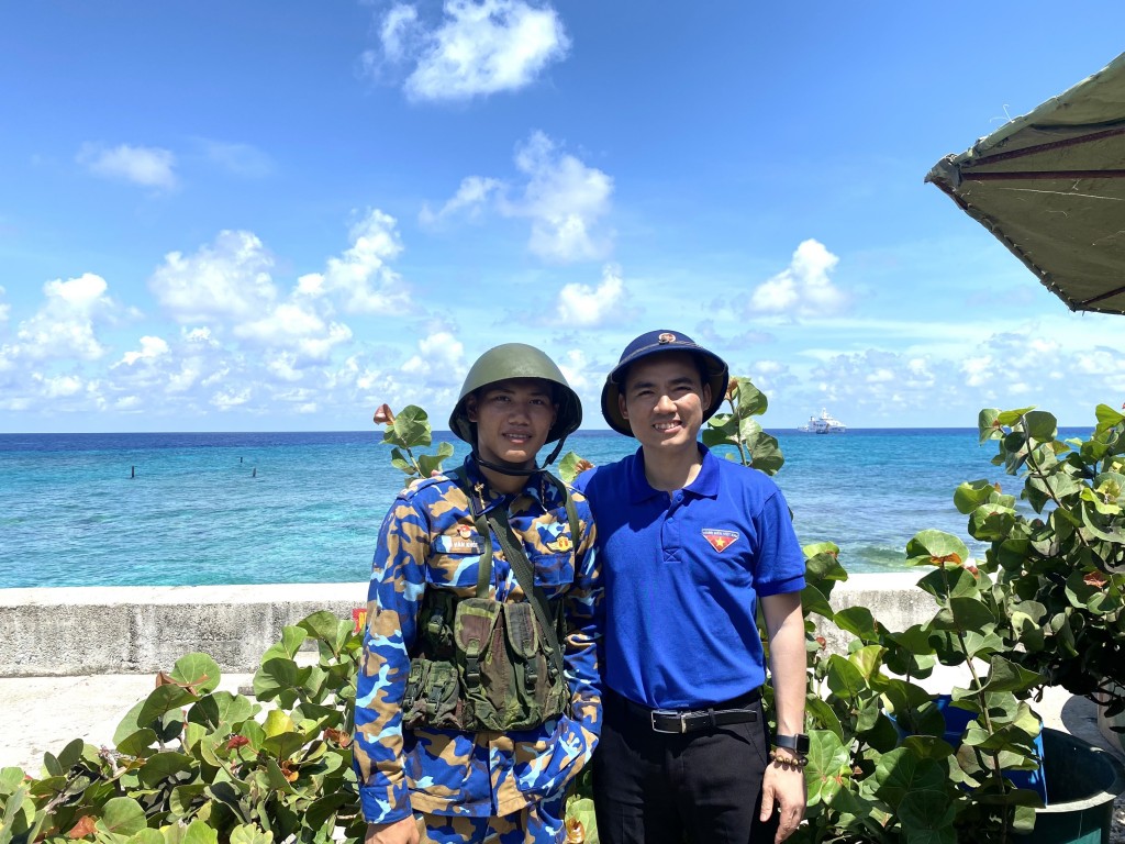 Đồng chí Lý Duy Xuân chụp ảnh cùng chiến sỹ trên đảo Trường Sa