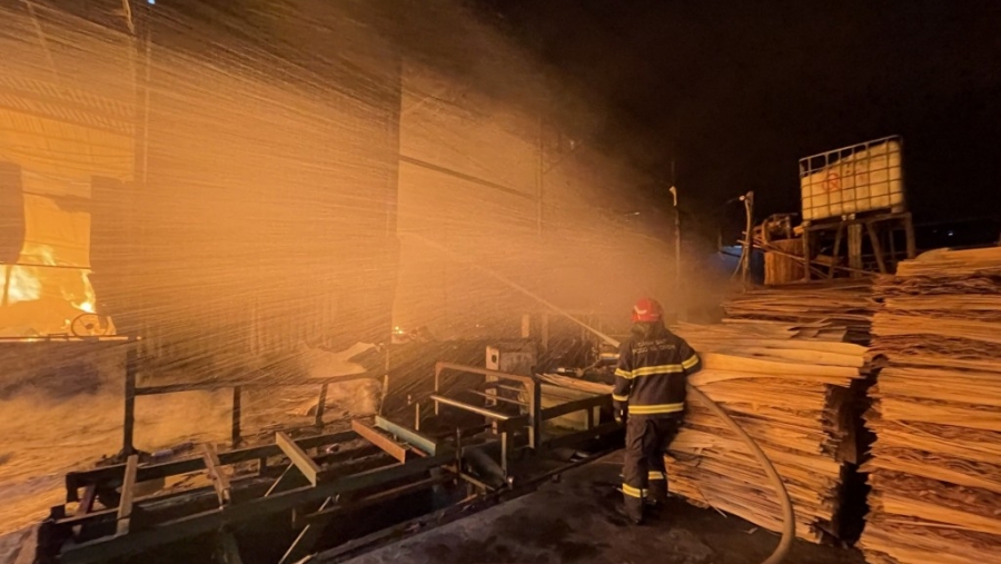 Lực lượng chức năng chữa cháy xưởng gỗ ép vi phạm quy định PCCC trên địa bàn huyện Gia Lâm