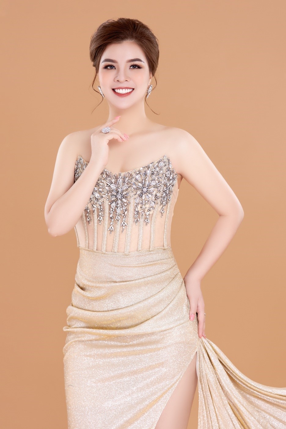 Lối trang điểm nhẹ nhàng, nàng hậu khéo léo lựa chọn những trang phục tôn lên thần thái nhã nhặn, sang trọng của mình trong từng khung hình. Lối trang điểm nhẹ nhàng, nàng hậu khéo léo lựa chọn những trang phục tôn lên thần thái nhã nhặn, sang trọng của mình trong từng khung hình.