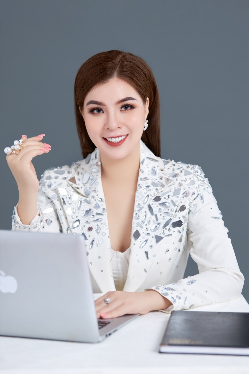 Với phong cách làm việc chuyên nghiệp và thần thái đa dạng phù hợp với nhiều concept từ sang trọng, quyến rũ hay là cá tính. Với phong cách làm việc chuyên nghiệp và thần thái đa dạng phù hợp với nhiều concept từ sang trọng, quyến rũ hay là cá tính.