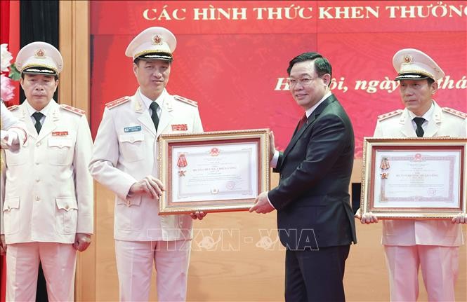 Chủ tịch Quốc hội Vương Đình Huệ trao tặng Huân chương cho các cá nhân có thành tích xuất sắc của Bộ Công an. Ảnh: Doãn Tấn/TTXVN Chủ tịch Quốc hội Vương Đình Huệ trao tặng Huân chương cho các cá nhân có thành tích xuất sắc của Bộ Công an. Ảnh: Doãn Tấn/TTXVN