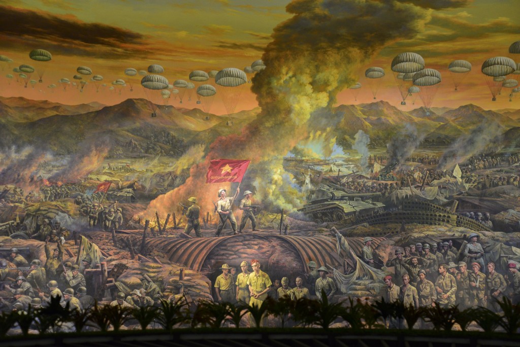 Một phân cảnh trường đoạn 3 bức tranh Panorama tái hiện toàn cảnh chiến dịch Điện Biên Phủ mô tả cảnh cho nổ khối bộc phá trên đồi cao A1
