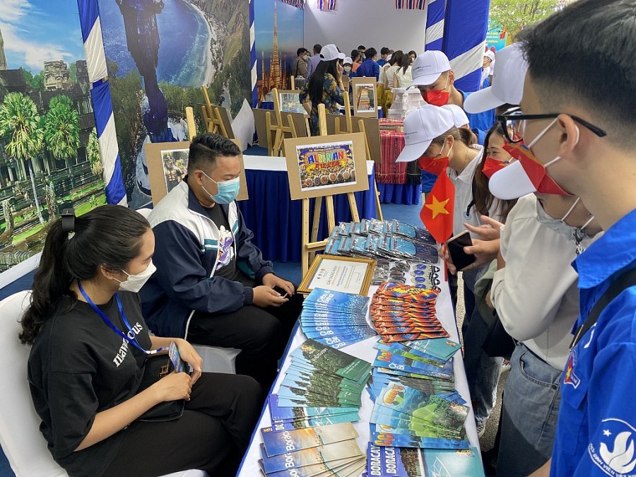 Trải nghiệm không gian văn hoá ASEAN tại Festival Thanh niên Đông Nam Á