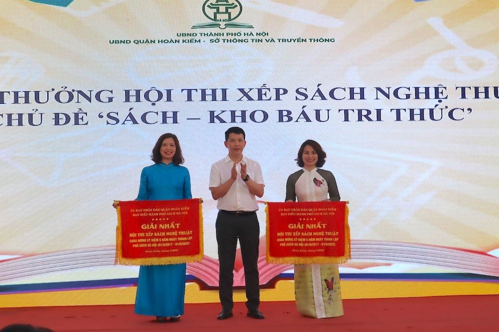 Chủ tịch UBND quận Hoàn Kiếm Phạm Tuấn Long trao thưởng cho các cá nhân, tập thể tham gia các cuộc thi
