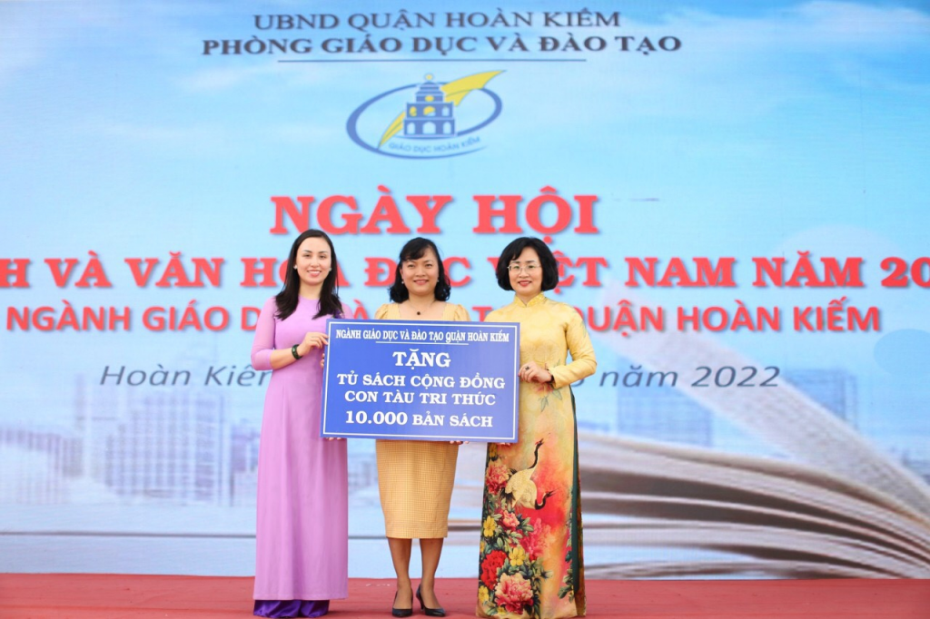 Phòng giáo dục quận Hoàn Kiếm tặng tủ sách cộng đồng 10.000 bản sách