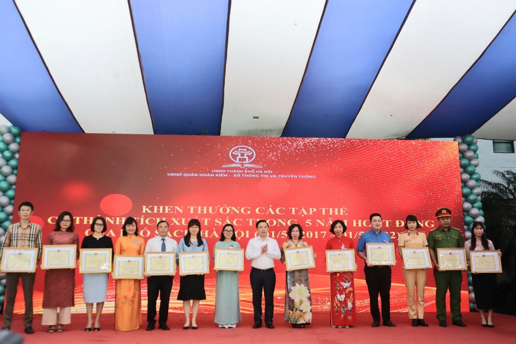 Phó Chủ tịch UBND TP Hà Nội Chử Xuân Dũng tặng thưởng cho các tập thể có thành tích xuất sắc trong quản lý hoạt động Phố Sách 5 năm qua